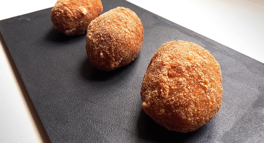 Arancini con prosciutto e mozzarella