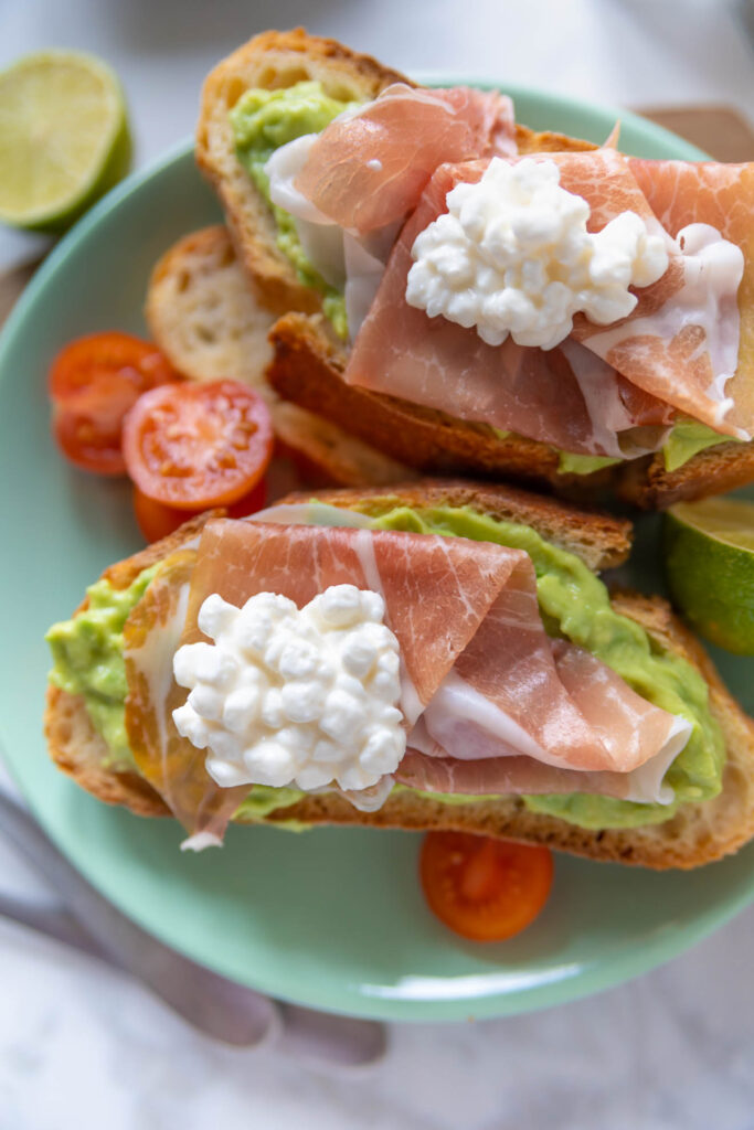Avocado toast con crudo e fiocchi di latte
