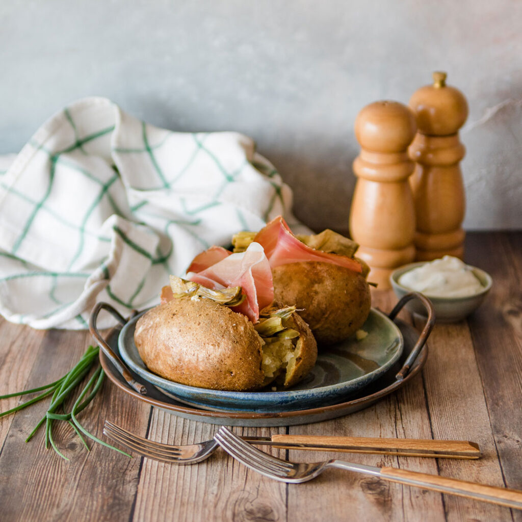 Baked potatoes con carciofi e speck
