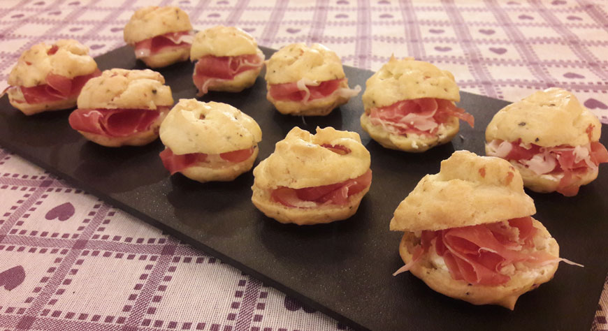 Bignè prosciutto crudo e caprino