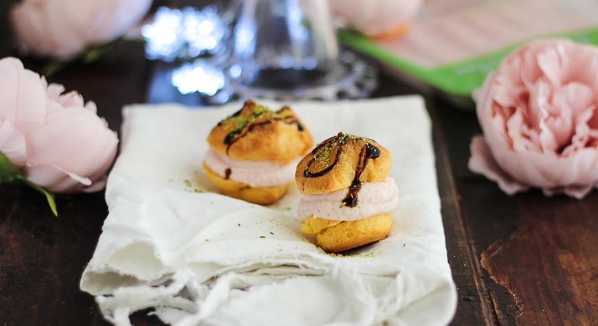 Bignè salati con mousse di prosciutto cotto e pistacchi