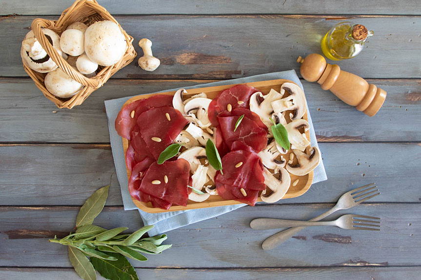 Carpaccio di bresaola e funghi