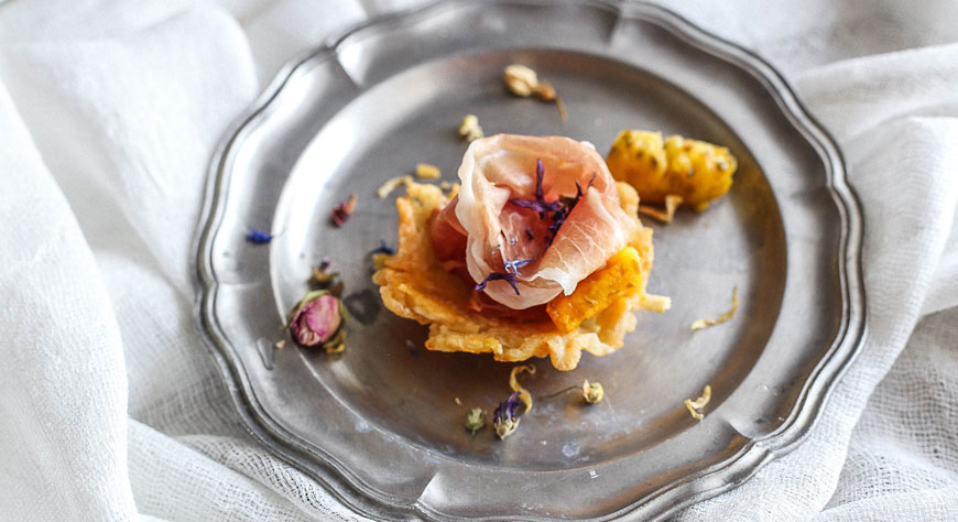 Cestino di grana con rosa di prosciutto crudo