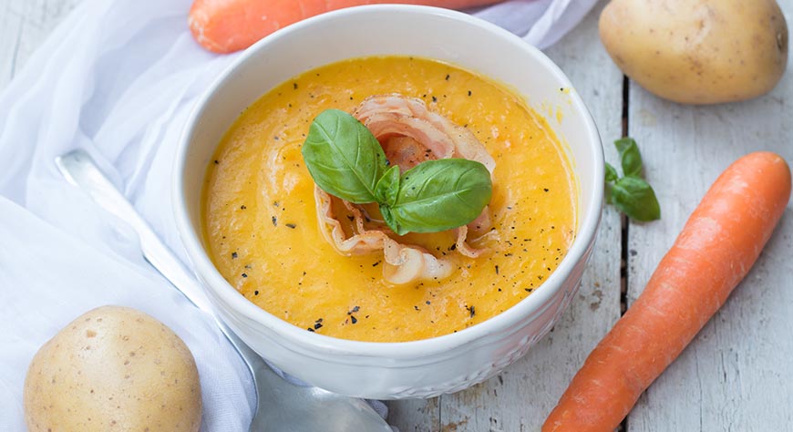 Crema di carote e curcuma con bacon croccante