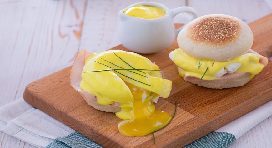 English muffin con tacchino al forno e uova in camicia