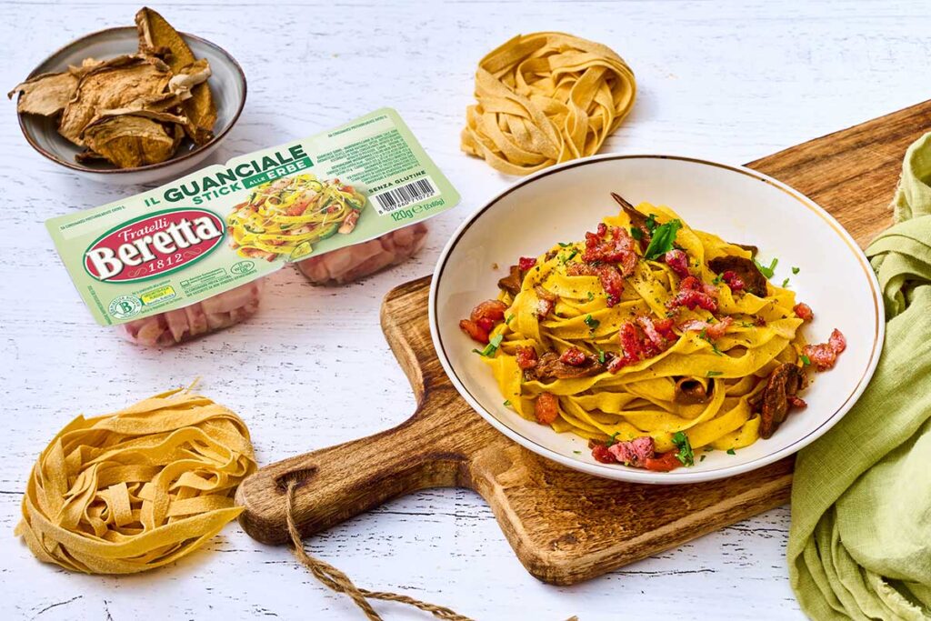 Fettuccine ai funghi porcini con guanciale alle erbe