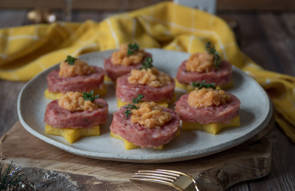 Medaglioni di polenta con cotechino e lenticchie rosse