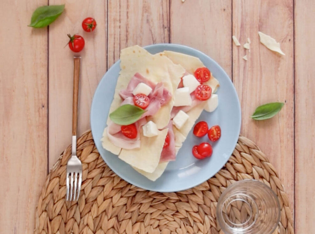 Millefoglie di pane carasau con prosciutto e mozzarella