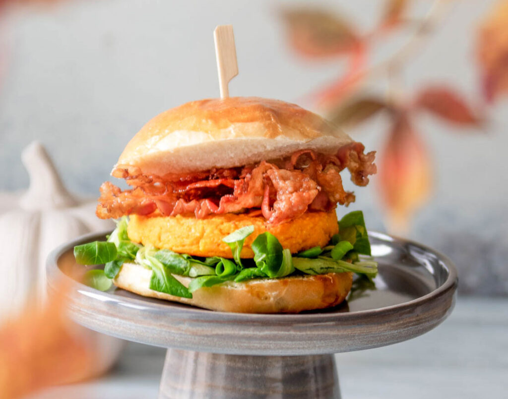 Panino con medaglione di zucca e bacon croccante