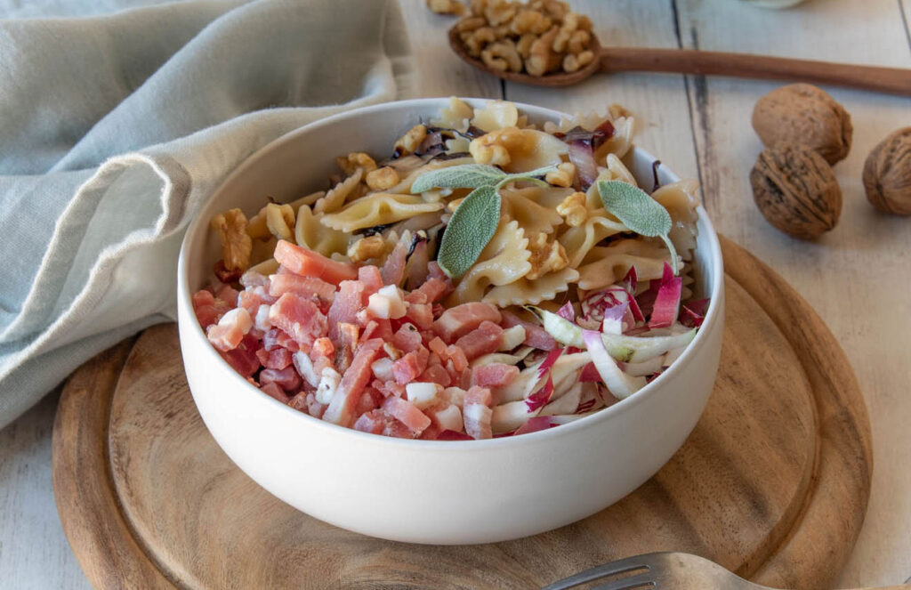 Poke bowl di pasta con radicchio e speck