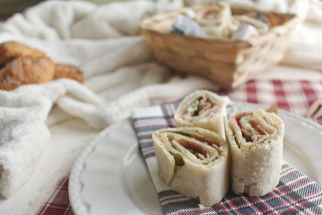 Rotolini di piadina al formaggio cremoso e prosciutto cotto