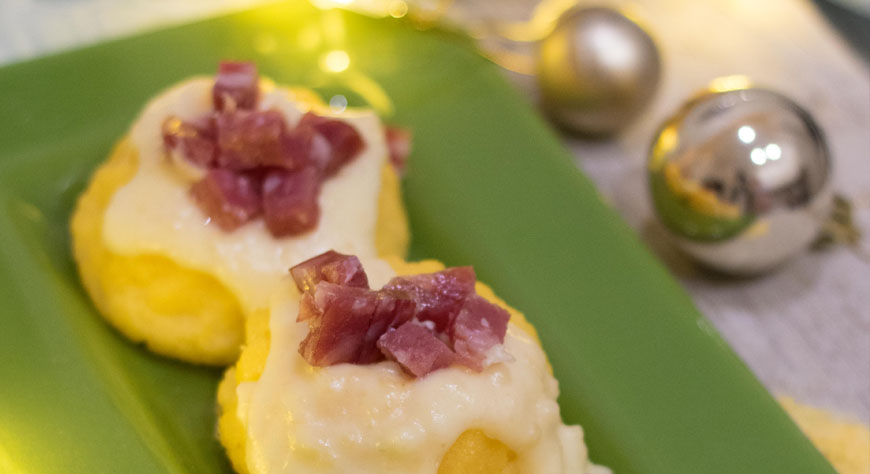Sformatini di polenta con salame e taleggio