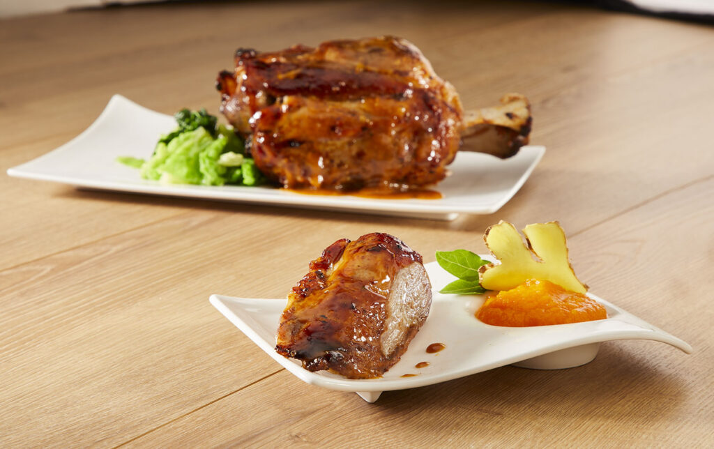 Stinco con crema di zucca allo zenzero e verza saltata