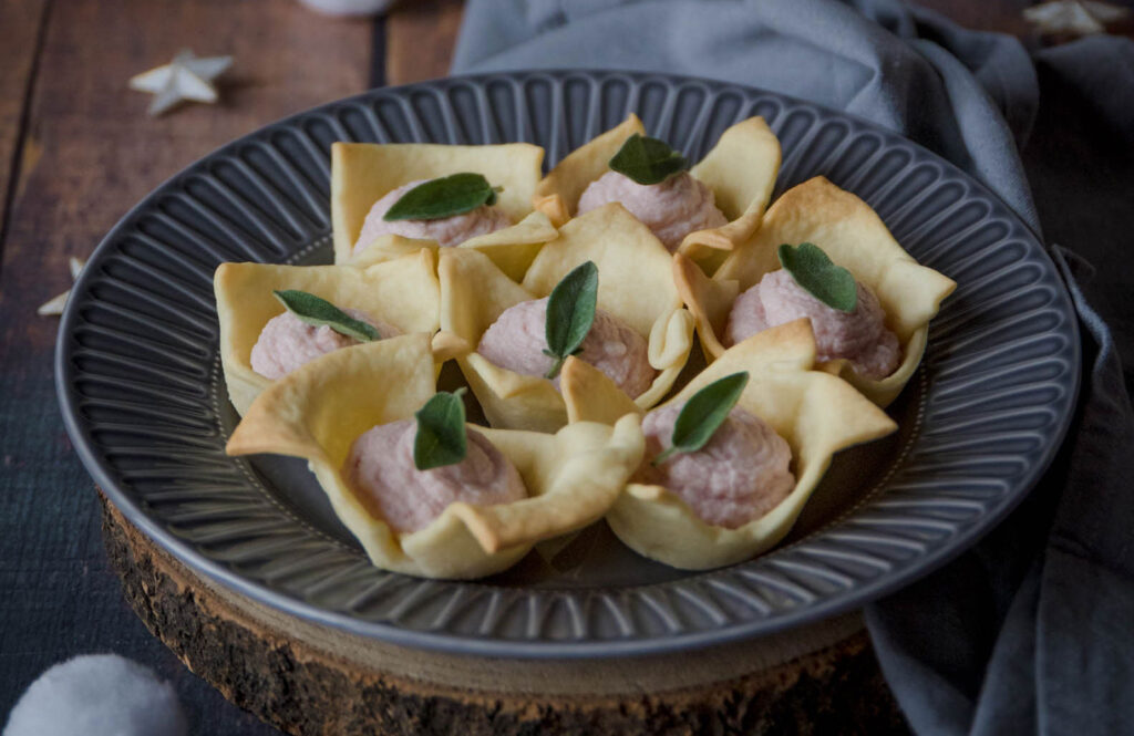 Tartellette con mousse di prosciutto fumè