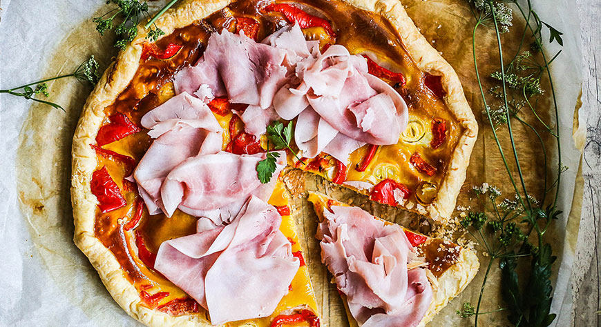 Torta salata con cipollotto e prosciutto cotto