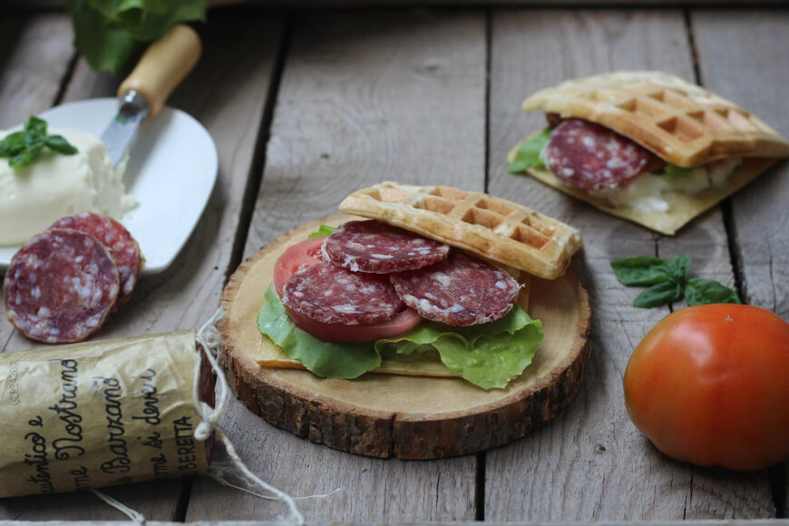 Waffle salati ripieni di salame
