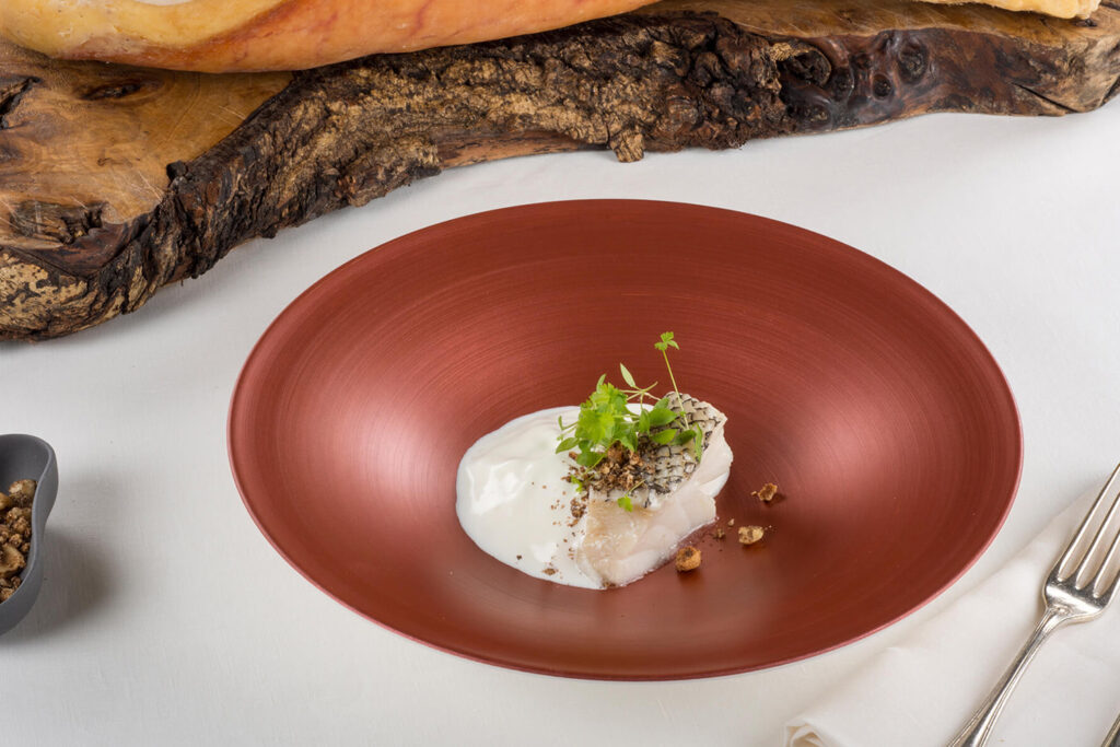 Baccalà confit con spuma di Prosciutto di Carpegna DOP e crumble di nocciole e caffe’