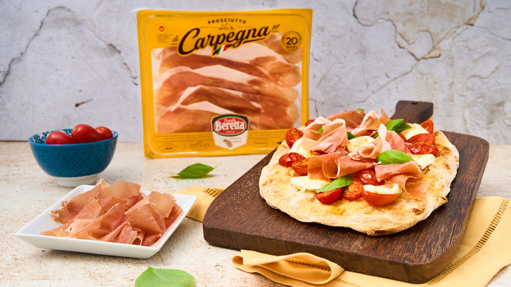 Pinsa con bufala e pomodoro del piennolo