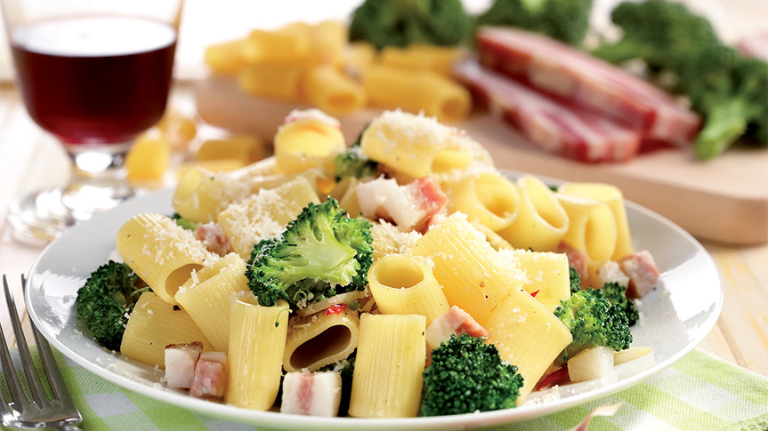 Mezze maniche con broccoli e guanciale