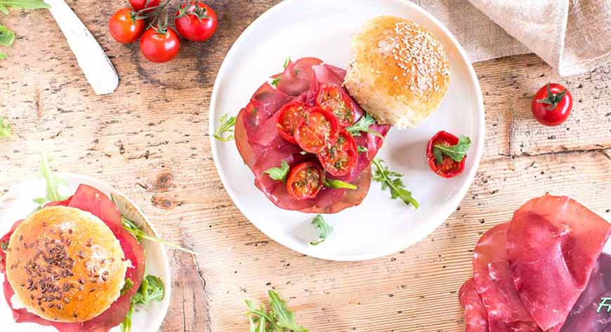 Panino gourmet con carpaccio di bresaola e pomodori