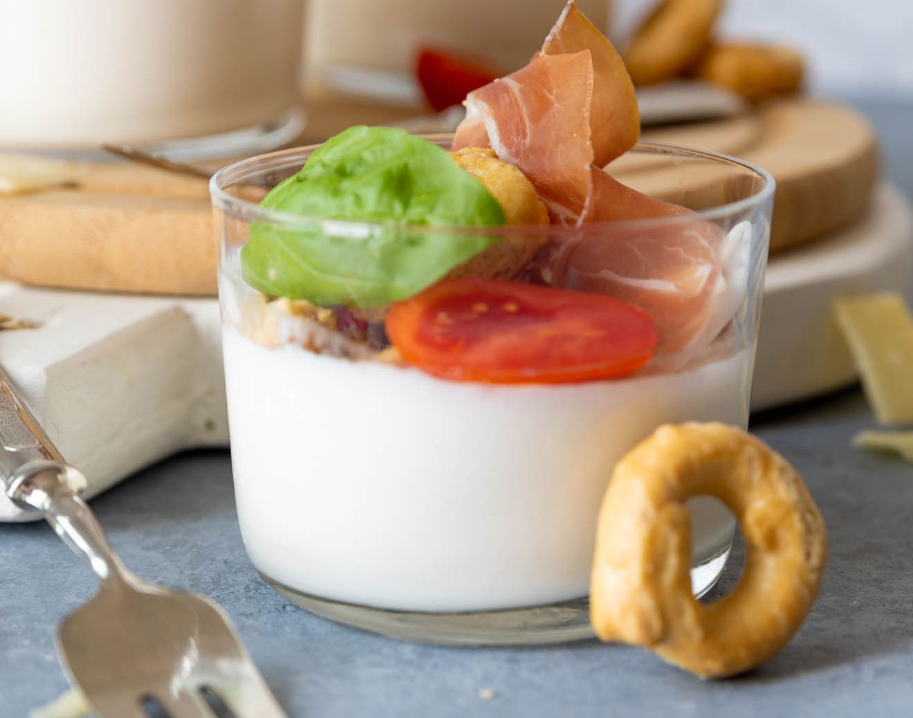 Pannacotta salata con crudo e taralli