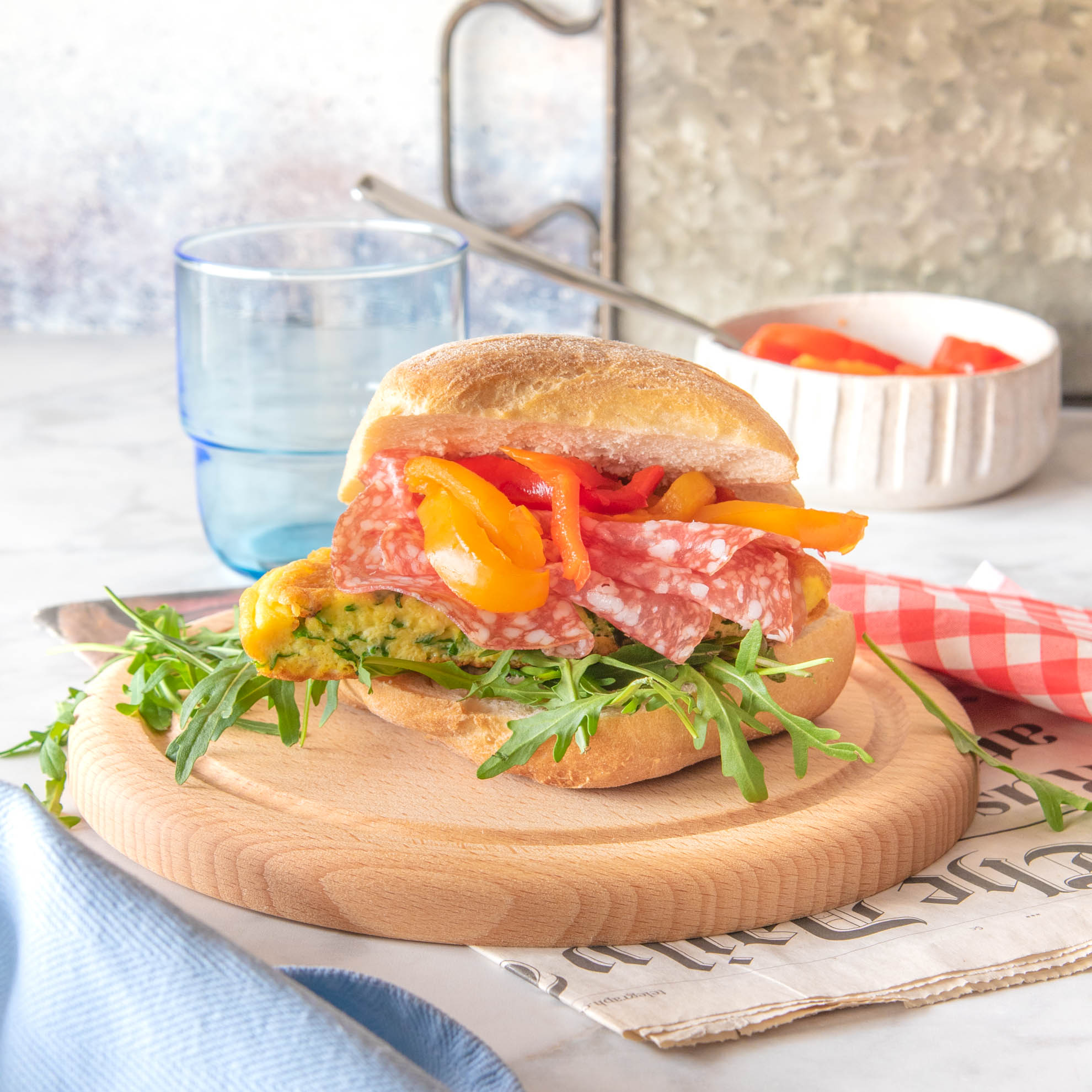 Ciabatta con salame, frittata e peperoni