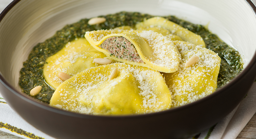 Tortelli di bresaola, rucola e burrata con pesto di basilico