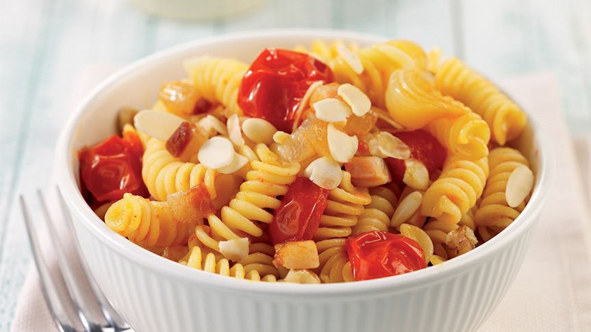 Fusilli con pancetta, mandorle e pinoli