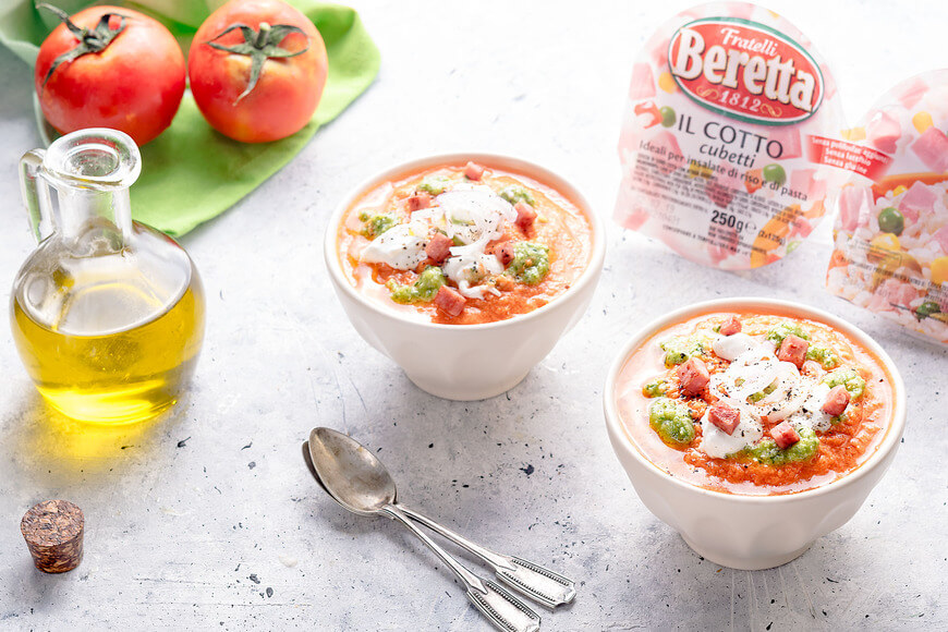 Gazpacho di pomodoro con gocce di pesto al basilico Stracciatella pugliese e cubetti di cotto