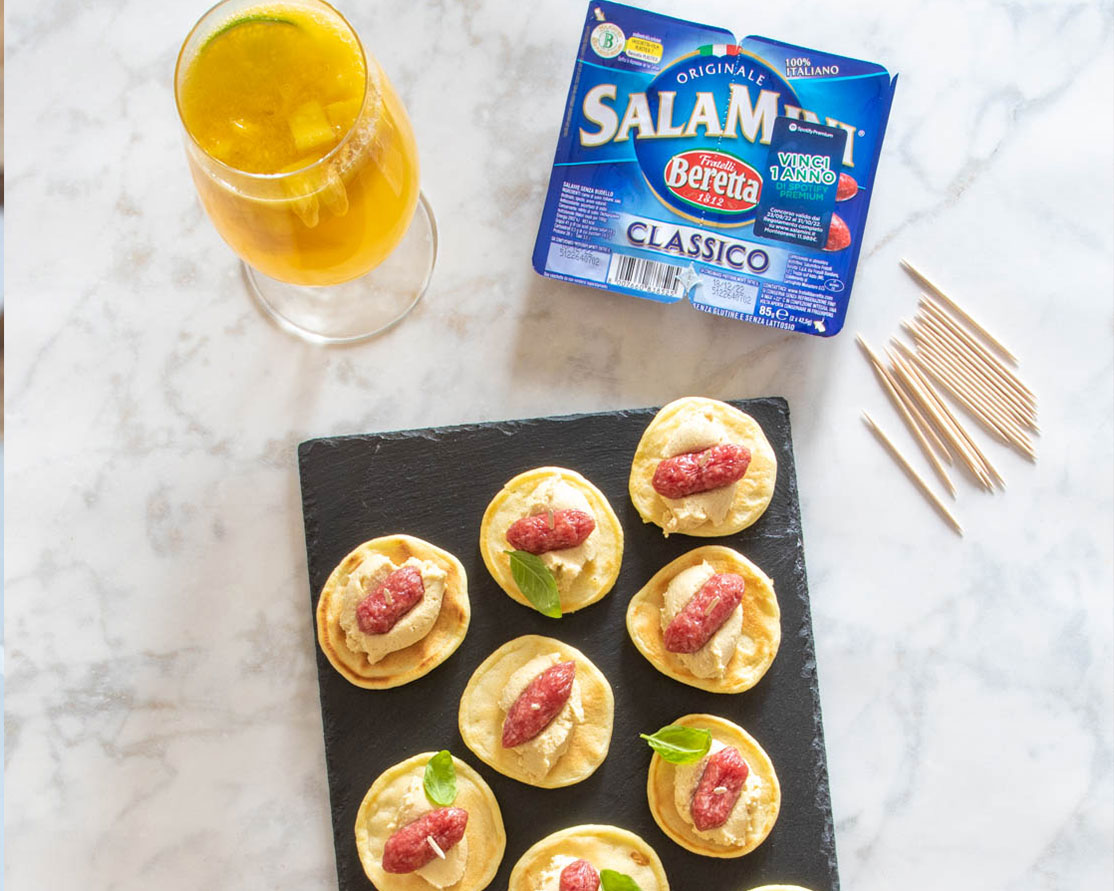 Blinis con Salamini e hummus