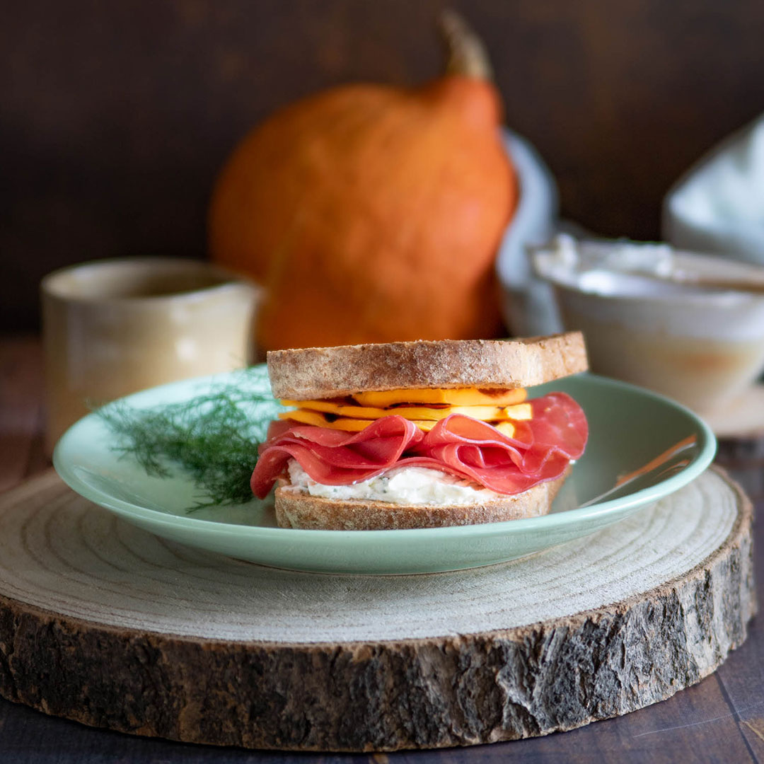 Panino con bresaola, formaggio al finocchietto e zucca grigliata