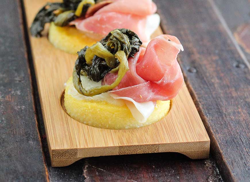 Sformatini di polenta, speck e cime di rapa