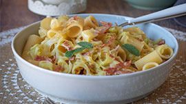 Pasta con verza e salame