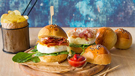 Burger con tomino, bacon e spinacino