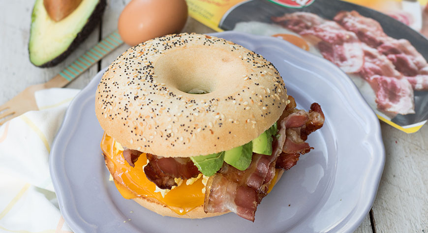 Bagel con cheddar bacon, uova e avocado