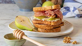 Panino con crudo, gorgonzola e pere