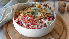 Poke bowl di pasta con radicchio e speck