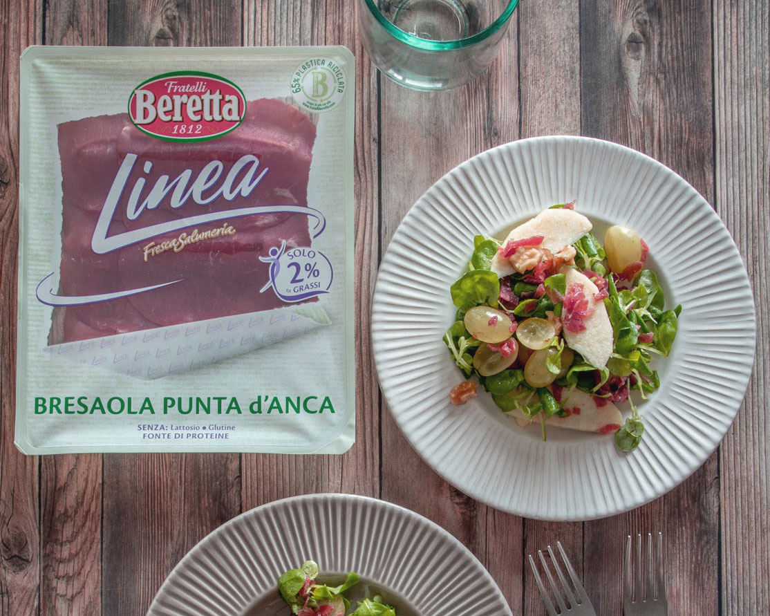 Insalata con bresaola, mele, uva e noci