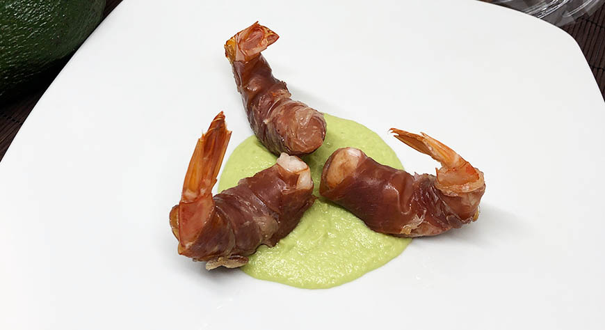 Gambero rosso lardato al Crudo Carpegna su guacamole piccante.
