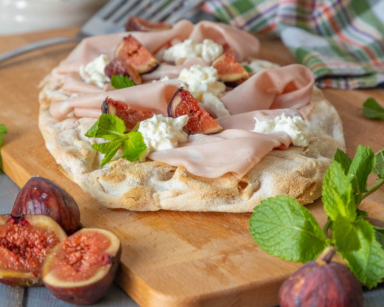 Pinsa con mortadella, burrata e fichi