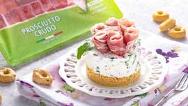 Cheesecake salata monoporzione con rose di prosciutto crudo
