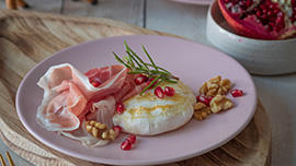 Tomino di Natale con prosciutto crudo, noci e melagrana