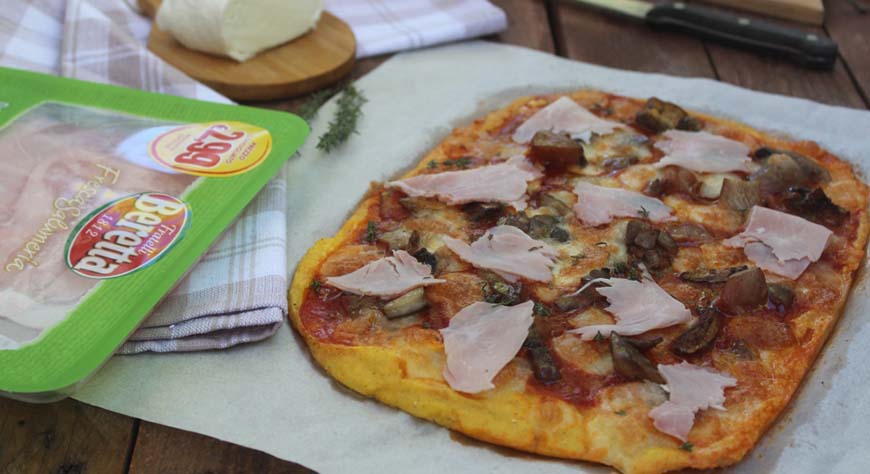 Pizza di polenta alla pizzaiola con funghi e prosciutto cotto