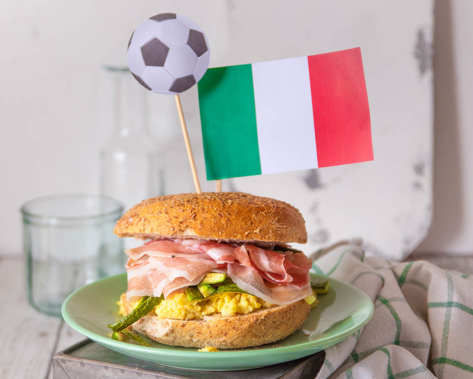 Panino con uova strapazzate, zucchine e pancetta