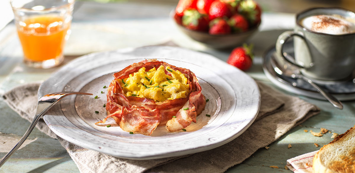 NIDO DI BACON FETTE BERETTA CON UOVA STRAPAZZATE ED ERBA CIPOLLINA