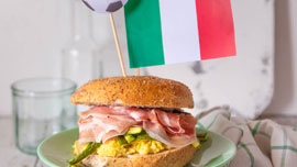 Panino con uova strapazzate, zucchine e pancetta
