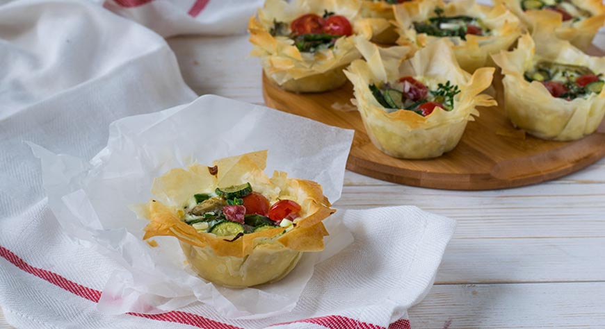 Mini tart con ricotta zucchine e salame