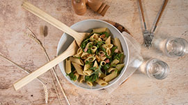 Insalata di pasta con rucola, noci e pancetta
