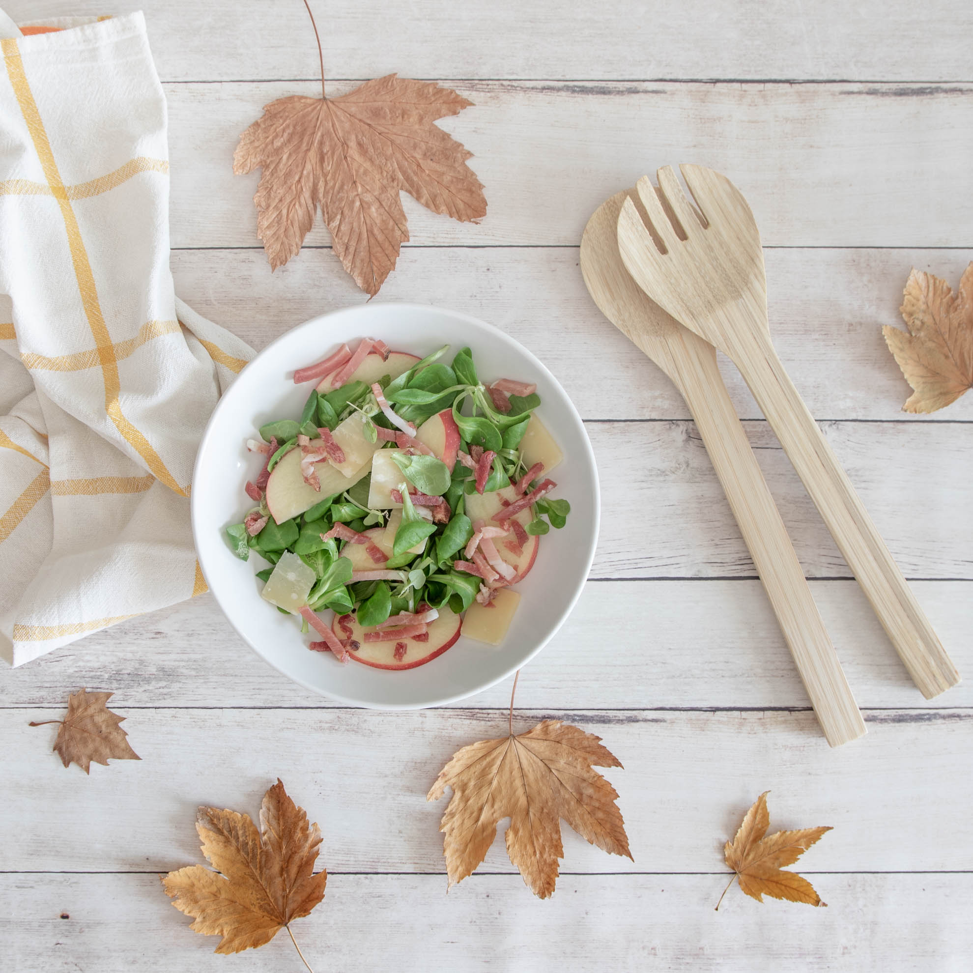 Insalata con speck, mela e parmigiano