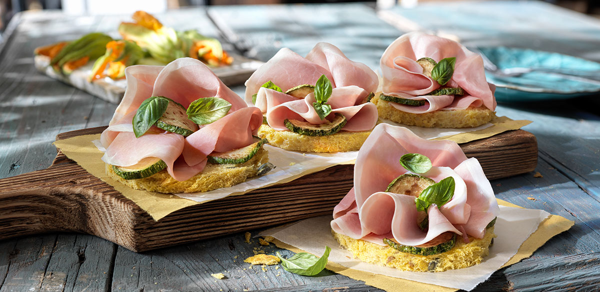 CROSTINI DI PANE DI ZUCCA CON IL COTTO PURO BERETTA, ZUCCHINE GRIGLIATE E BASILICO